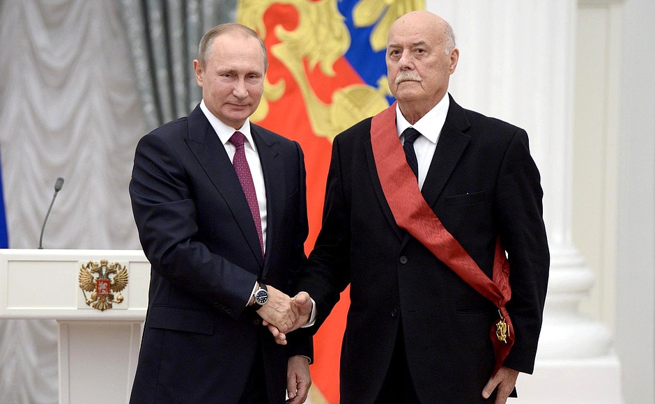 Presentation of state decorations. People’s Artist of the Russian Federation, filmmaker Stanislav Govorukhin is awarded the Order for Services to the Fatherland I degree.