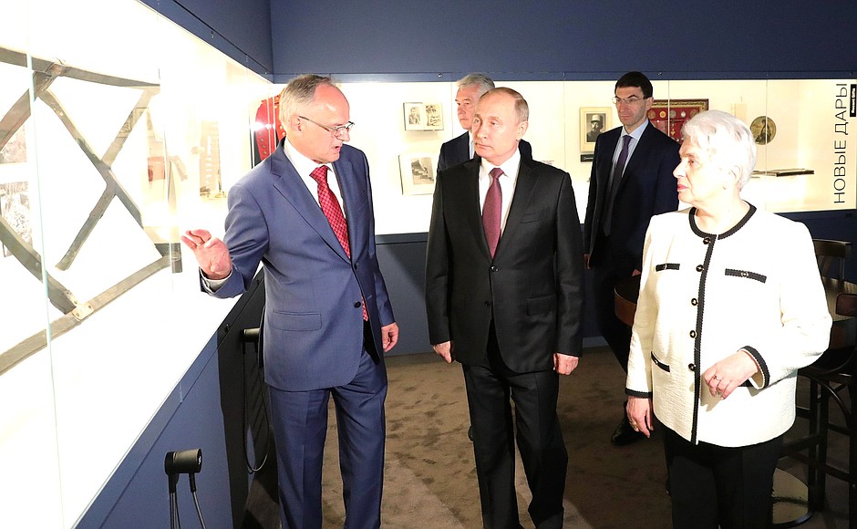 With Natalia Solzhenitsyna, President of the Solzhenitsyn Aid Fund, while touring the exhibition of the Alexander Solzhenitsyn Museum of Russia Abroad. Director of the Alexander Solzhenitsyn Museum of Russia Abroad Viktor Moskvin explained the exhibits.