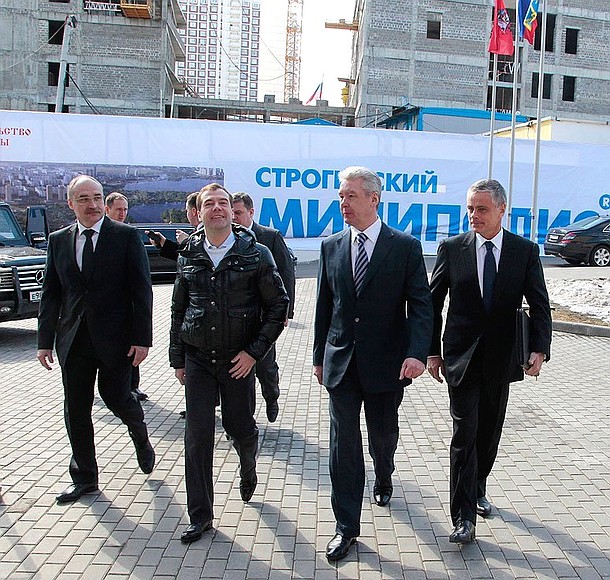General Director of Strogino Sports and Fitness Centre Nikita Yaroshenko, Dmitry Medvedev, Moscow Mayor Sergei Sobyanin, and Presidential Aide Alexander Abramov.