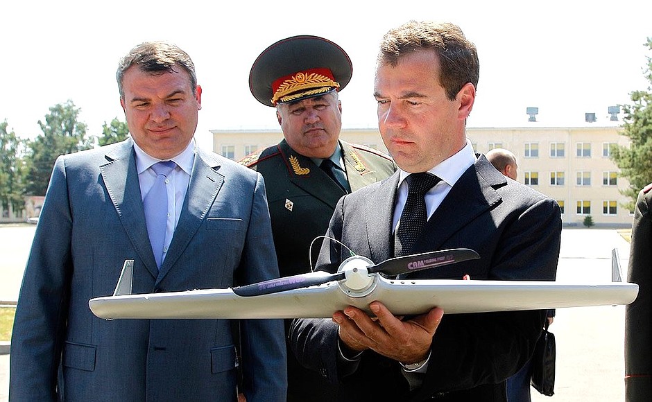 While visiting the Defence Ministry’s 10th Special Purpose Brigade, Dmitry Medvedev reviewed the newest weapons and equipment. With Defence Minister Anatoly Serdyukov (left) and Southern Military District Commander Alexander Galkin.