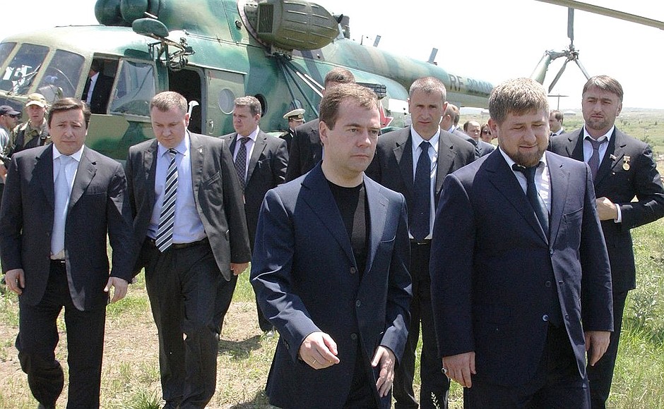 С Президентом Чечни Рамзаном Кадыровым по прибытии в село Центорой.