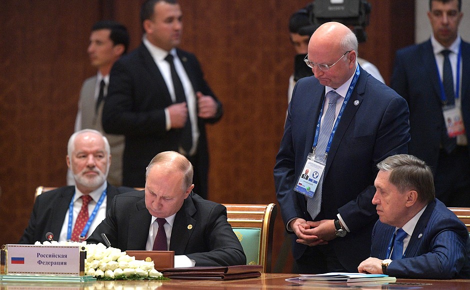 The signing of final documents at a meeting of the CIS Heads of State Council.