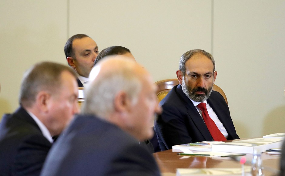 Премьер-министр Республики Армения Никол Пашинян (справа) на заседании Высшего Евразийского экономического совета в расширенном составе.