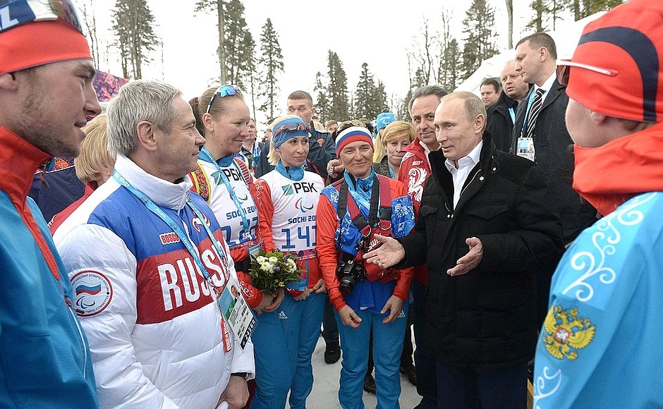Перед началом встречи с президентом «Формулы-1» Берни Экклстоуном Владимир Путин кратко общался с российскими спортсменами-паралимпийцами.