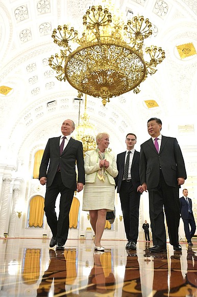 С Председателем Китайской Народной Республики Си Цзиньпином во время экскурсии по Московскому Кремлю.