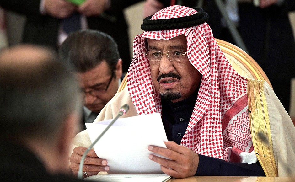 Король Саудовской Аравии Сальман Бен Абдель Азиз Аль Сауд во время российско-саудовских переговоров в расширенном составе.