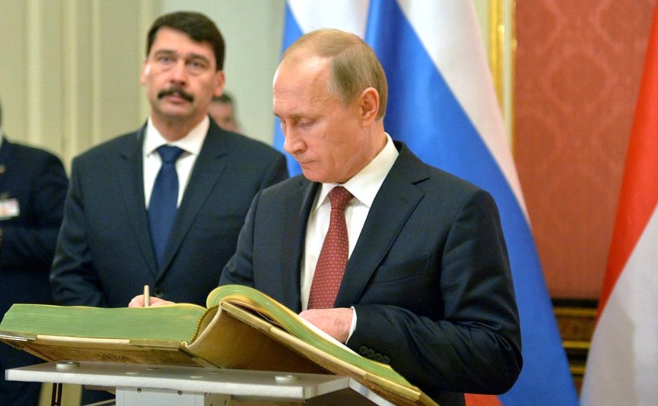 Перед началом встречи с Президентом Венгрии Яношем Адером Владимир Путин оставил запись в книге почётных гостей.