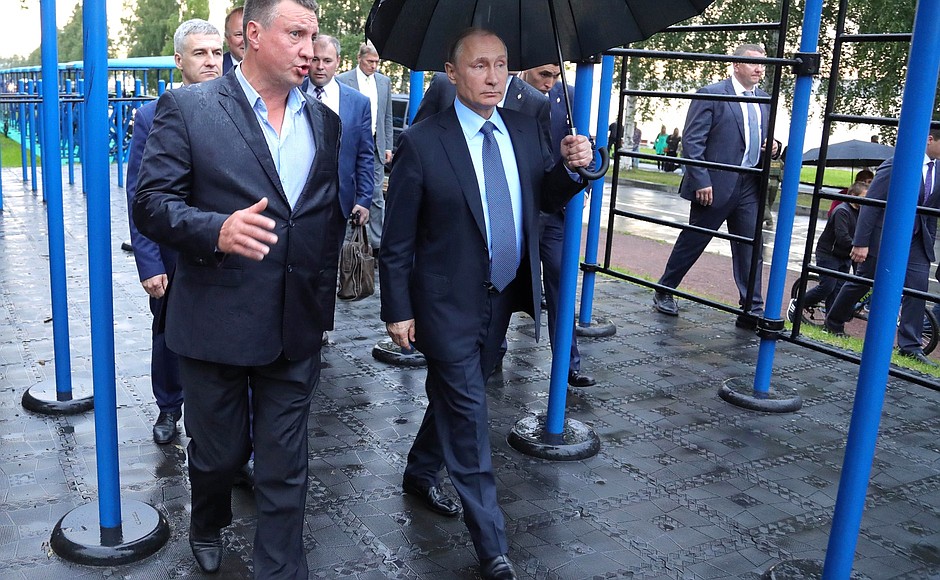 Завершая рабочую поездку в Карелию, Владимир Путин осмотрел спортивную площадку с уличными тренажёрами на Онежской набережной в Петрозаводске.