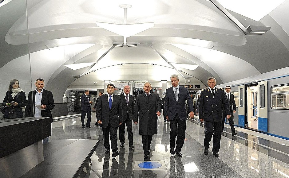 With Presidential Adviser Igor Levitin (left), Moscow Mayor Sergei Sobyanin and Head of the Moscow Metro Ivan Besedin (right) during the tour of the newly opened Novokosino metro station.
