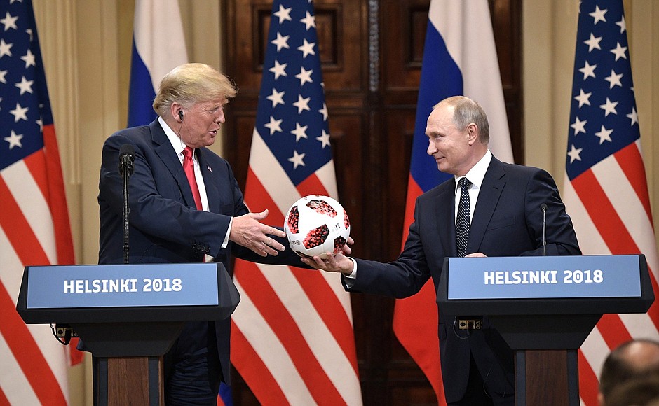 Владимир Путин подарил Дональду Трампу официальный мяч чемпионата мира по футболу 2018 года и пожелал Соединённым Штатам Америки успешно провести ЧМ-2026.