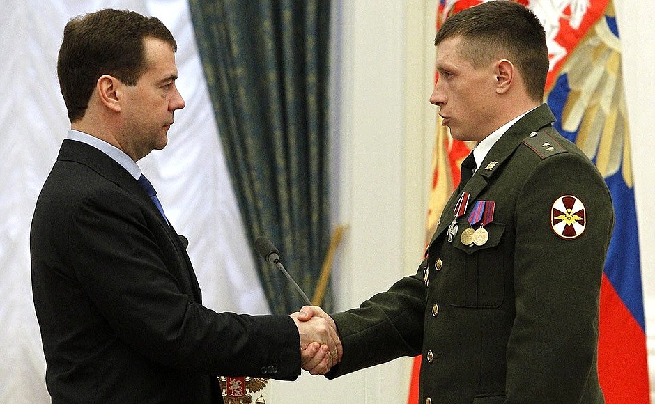 Presenting state decorations. Warrant officer Vladimir Grishin received the Order of Courage.