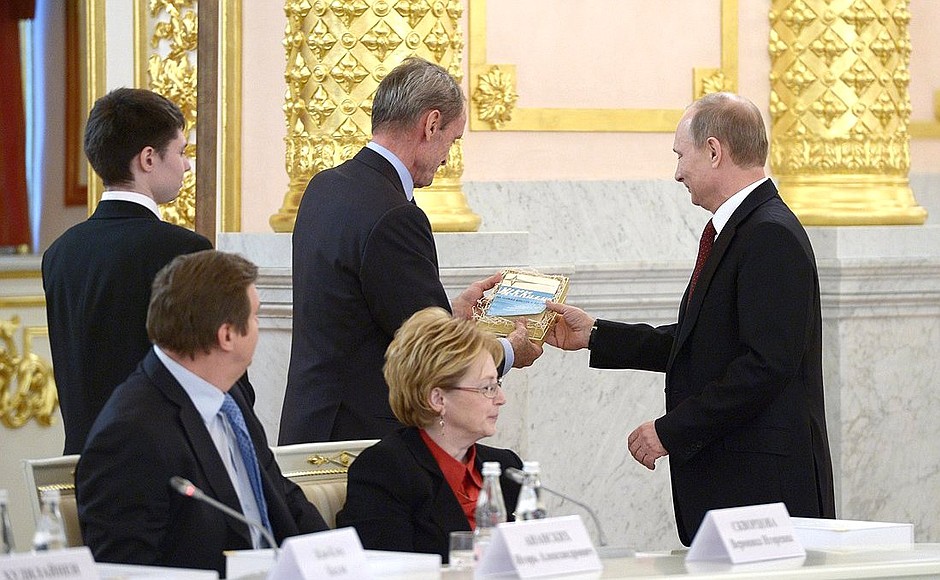 After the meeting of the Council for the Development of Physical Culture and Sport, Vladimir Putin presented Jean-Claude Killy with a Russian book “Skiing with Killy” published in the USSR in 1972.