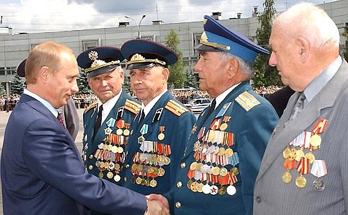 President Putin with war veterans at a memorial dedicated to those killed in 1941–1945 during the Great Patriotic War.
