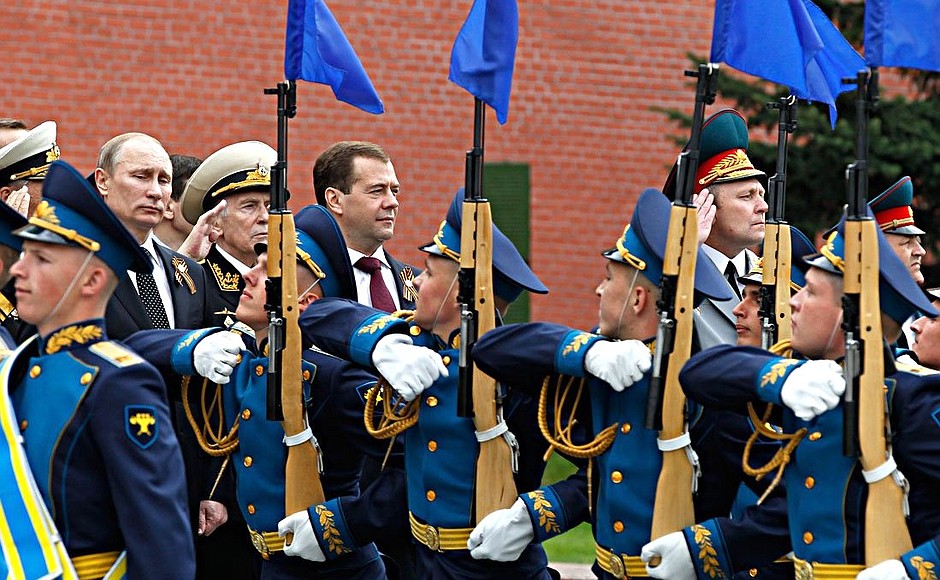 Церемония возложения венка к Могиле Неизвестного солдата завершилась торжественным прохождением войск Московского гарнизона.