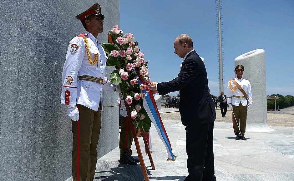 Владимир Путин возложил венок к памятнику национальному герою Кубы Хосе Марти.