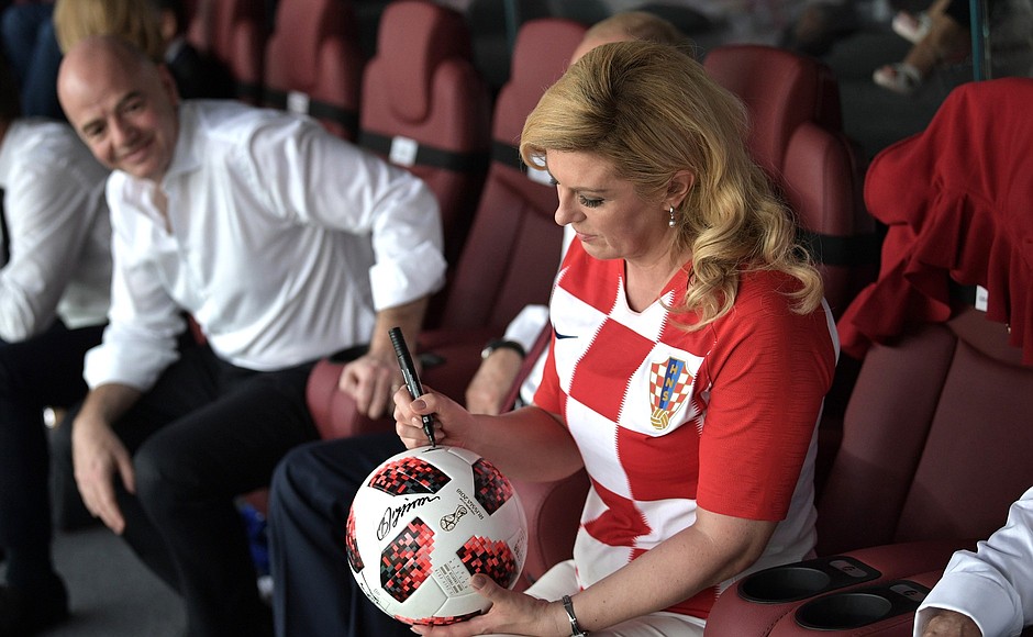Мяч, подписанный Президентом Хорватии Колиндой Грабар-Китарович, будет направлен в подарок детям, спасённым из пещеры в Таиланде.