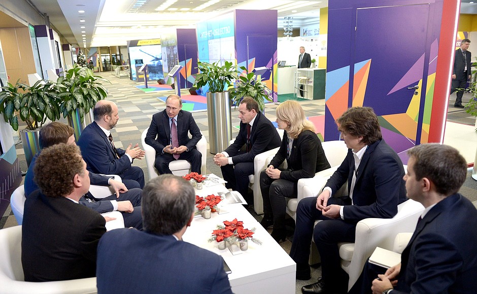 Meeting with leaders of round-table discussions at the First Russian Internet Economy Forum.