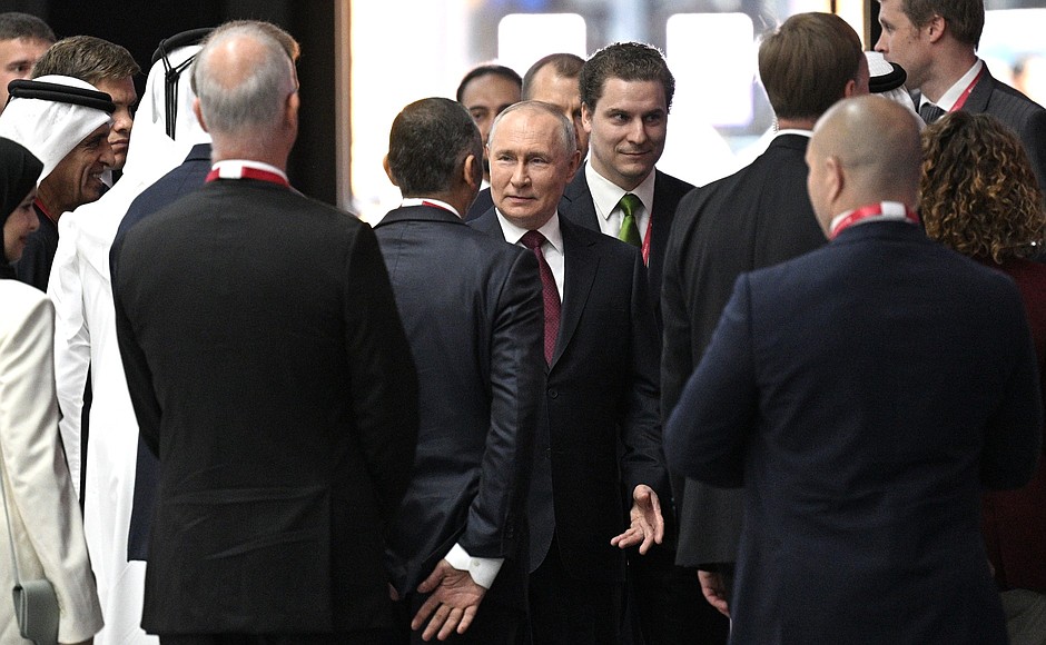 Перед началом переговоров Владимир Путин и Президент ОАЭ Мухаммед Бен Заид Аль Нахайян осмотрели стенды Объединённых Арабских Эмиратов на площадке ПМЭФ-2023.