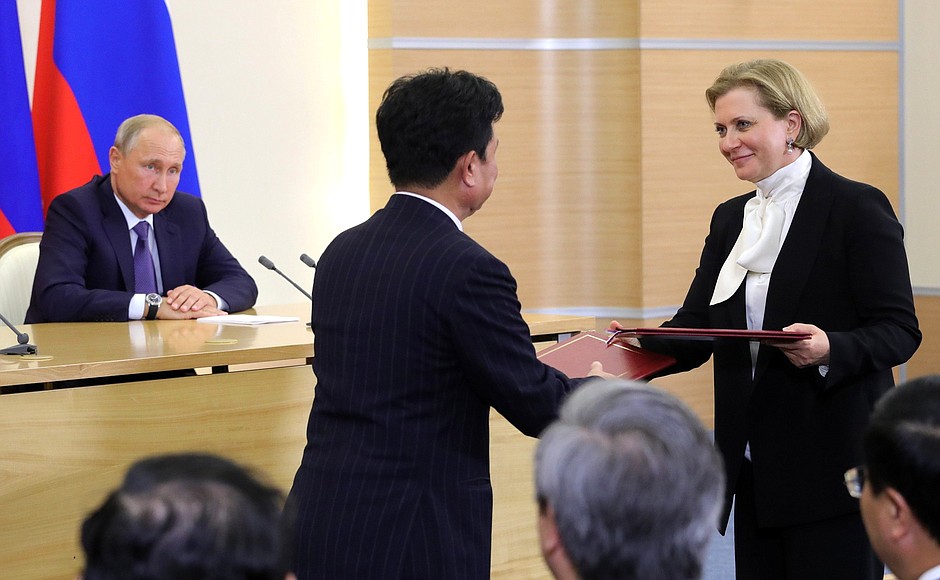 Signing of bilateral documents following Russian-Vietnamese talks.