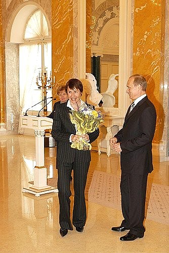 Вручение медали «В память 300-летия Санкт-Петербурга» почетным гражданам города. Медаль вручена многократной чемпионке мира и Олимпийских игр лыжнице Любови Егоровой.