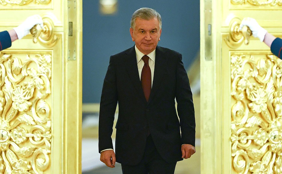 Президент Республики Узбекистан Шавкат Мирзиёев перед началом российско-узбекистанских переговоров в расширенном составе.