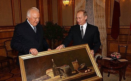 Владимир Путин поздравил Президента Грузии Эдуарда Шеварднадзе с юбилеем и преподнес ему в подарок картину.