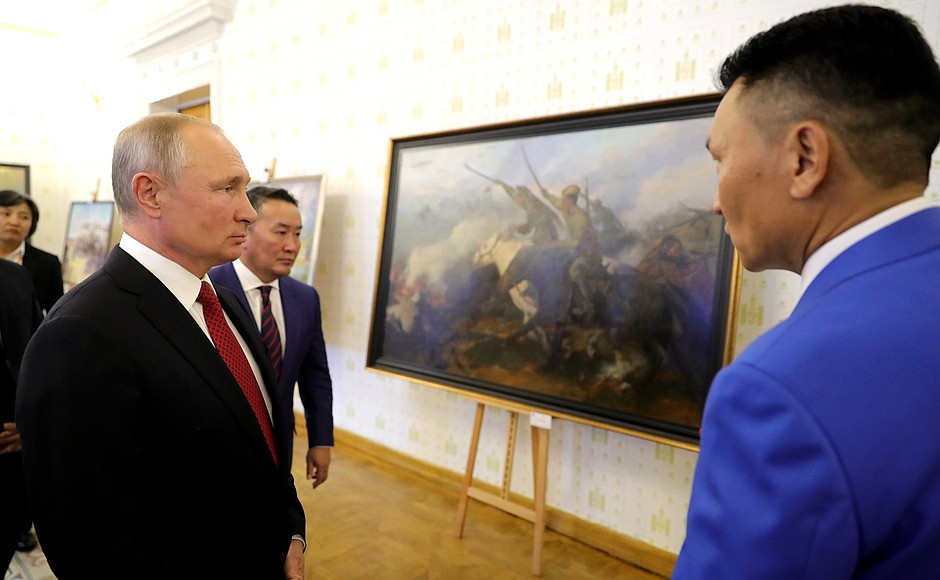 Vladimir Putin visited an art exhibition marking the 80th anniversary of the victory in the Battle of Khalkhin Gol.