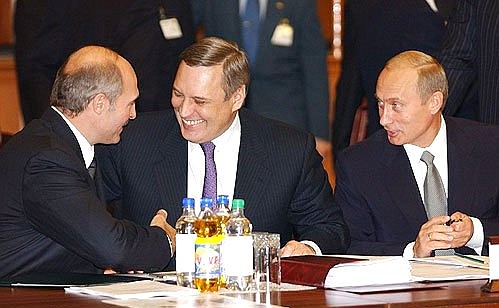 С Президентом Белоруссии Александром Лукашенко и Председателем Правительства России Михаилом Касьяновым (в центре) перед началом заседания Совета глав государств СНГ в расширенном составе.