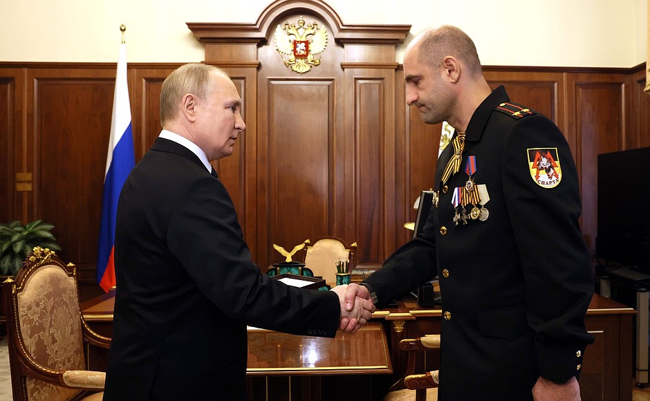 With DPR Army Lieutenant Colonel Artem Zhoga, father of the Hero of Russia Vladimir Zhoga.