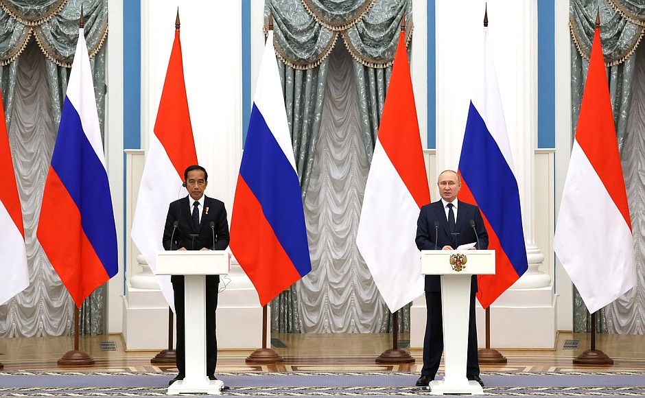 Vladimir Putin and President of Indonesia Joko Widodo make press statements following Russian-Indonesian talks.