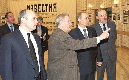 President Putin in the offices of the newspaper Izvestia with editor-in-chief Mikhail Kozhokin, press photographer Viktor Akhlomov, and staff writer Alexei Godunov (left to right) inspecting a photo exhibition of the best images published in the newspaper.