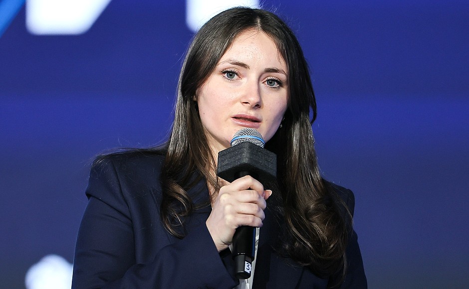 Irena Cecchini, student at the MGIMO School of Government and International Affairs, at the plenary session of the Strong Ideas for a New Time forum.