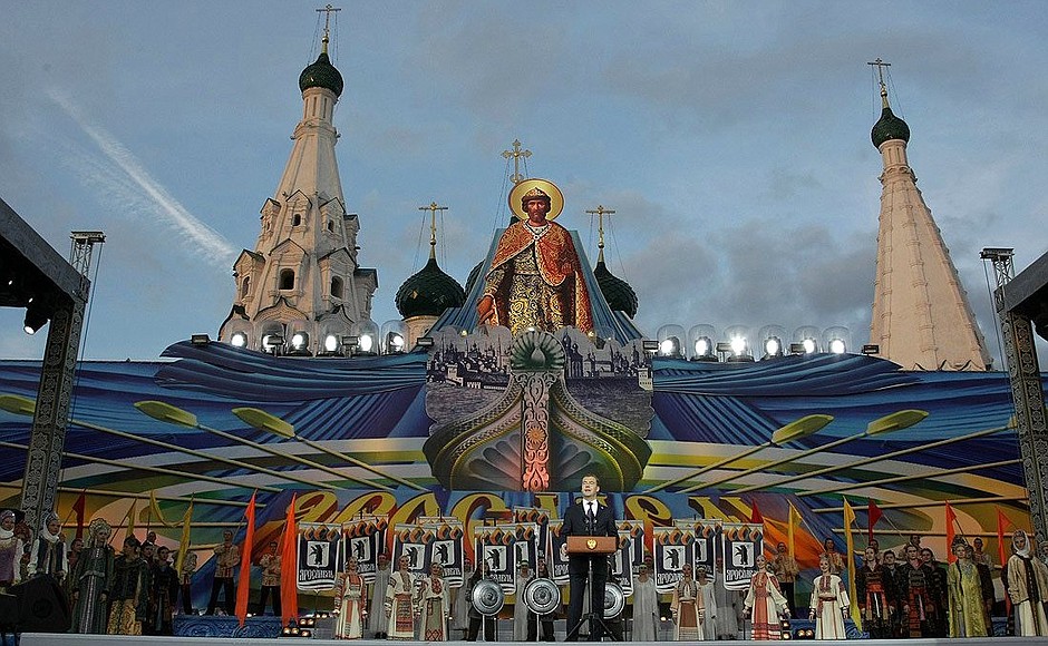Выступление на концерте, посвящённом празднованию 1000-летию Ярославля.