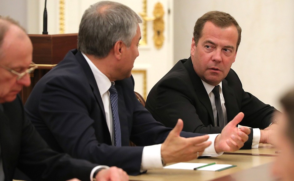 Председатель Правительства Дмитрий Медведев (справа) и Председатель Государственной Думы Вячеслав Володин перед началом совещания с постоянными членами Совета Безопасности.