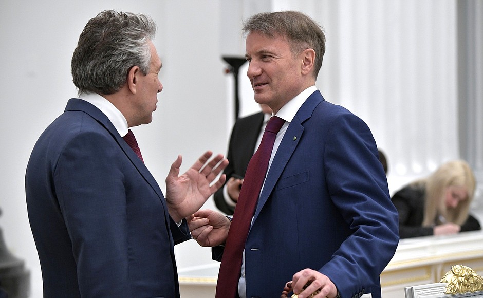 Vnesheconombank Chairman Sergei Gorkov (left) and Sberbank President and Chairman of the Management Board German Gref before the meeting with representatives of Russian business circles and associations.