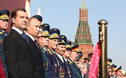 На военном параде в честь 64-й годовщины Победы в Великой Отечественной войне.