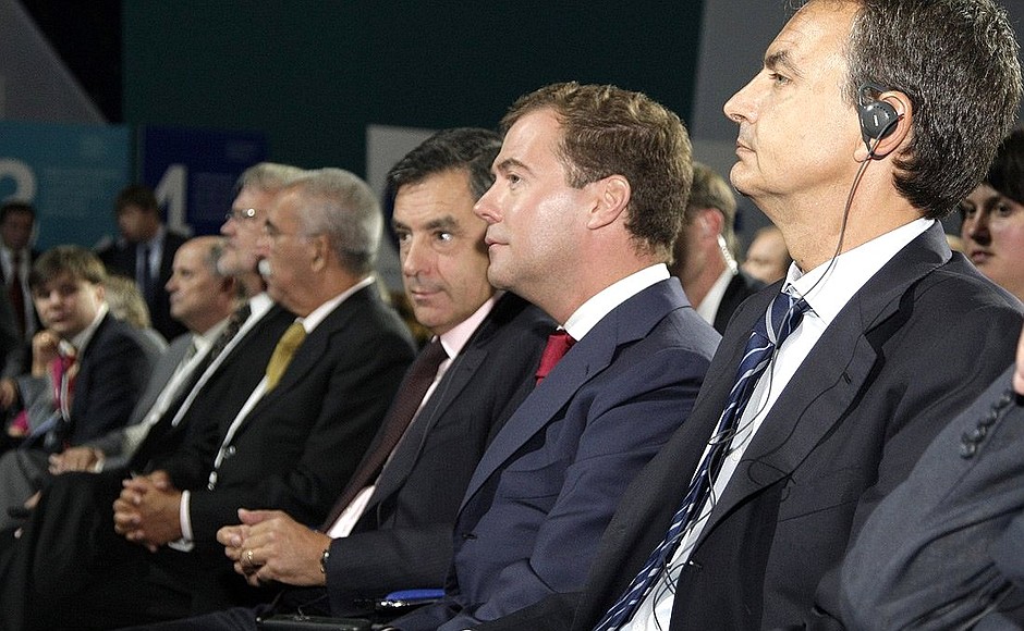 На конференции «Современное государство и глобальная безопасность». На фото также Председатель Правительства Испании Хосе Луис Родригес Сапатеро (справа) и Премьер-министр Франции Франсуа Фийон.