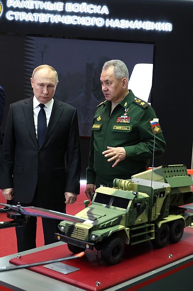 Before the meeting, the President visited the exhibition of modern and future samples of equipment, arms, ammunition and means of protection for the troops in the various branches. With Defence Minister Sergei Shoigu.