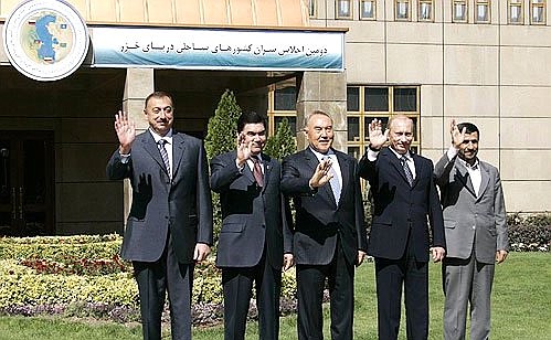 Участники Второго Каспийского саммита. Слева направо: Президент Азербайджана Ильхам Алиев, Президент Туркмении Гурбангулы Бердымухаммедов, Президент Казахстана Нурсултан Назарбаев, Президент России Владимир Путин и Президент Ирана Махмуд Ахмадинежад.