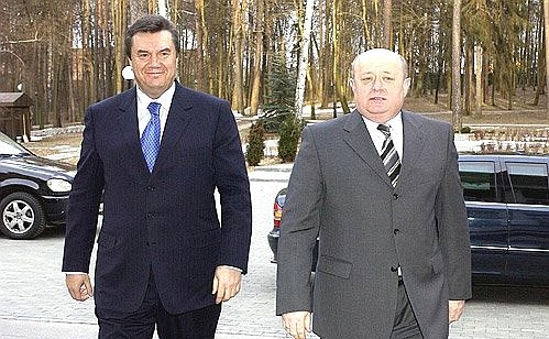 Ukrainian Prime Minister Viktor Yanukovych, left, with Russian Prime Minister Mikhail Fradkov.