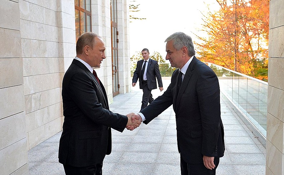 По завершении российско-абхазских переговоров. С Президентом Республики Абхазия Раулем Хаджимбой.