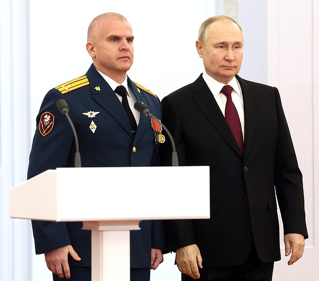 At the ceremony to present Gold Star medals to Heroes of Russia. With Colonel Sergei Belozyorov, Chief of Operations, Deputy Chief of Staff of the Eastern District of the National Guard.