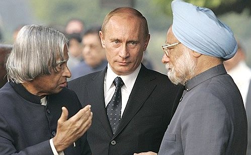 На приеме по случаю национального праздника – Дня Республики. С Президентом Индии Абдул Каламом (слева) и Премьер-министром Индии Манмоханом Сингхом.