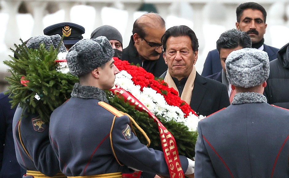 Before Russian-Pakistani talks, Prime Minister of Pakistan Imran Khan (in the center) laid a wreath at the Tomb of the Unknown Soldier by the Kremlin wall.