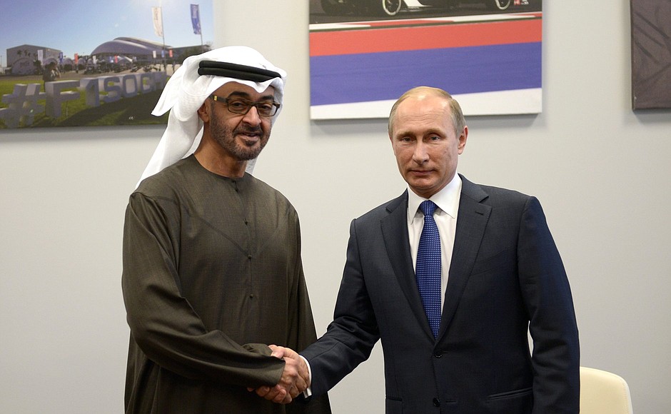 С Наследным принцем Абу-Даби, заместителем верховного главнокомандующего вооружёнными силами Объединённых Арабских Эмиратов Мухаммедом Аль Нахайяном.