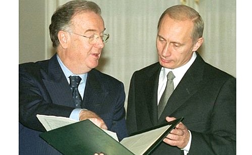 Президент Португалии Жоржи Сампайю передал Владимиру Путину архивные материалы российских дипмиссий.