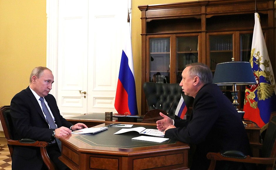 С временно исполняющим обязанности губернатора Санкт-Петербурга Александром Бегловым.