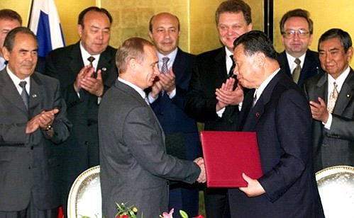 С Премьер-министром Японии Ёсиро Мори на церемонии подписания российско-японских документов.