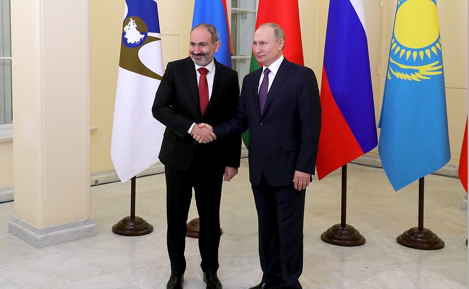 With Prime Minister of Armenia Nikol Pashinyan before the Supreme Eurasian Economic Council meeting.