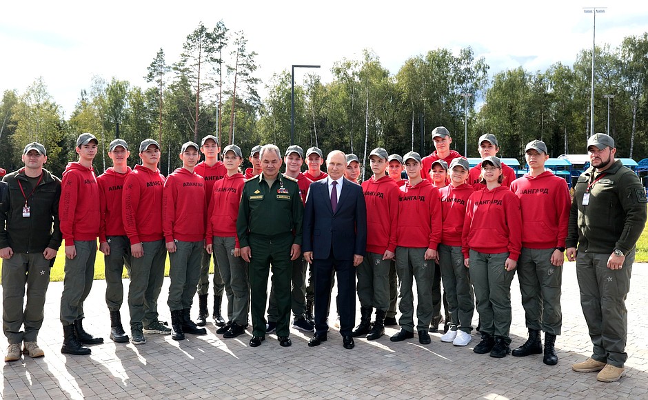 С курсантами учебно-методического центра военно-патриотического воспитания молодёжи «Авангард».